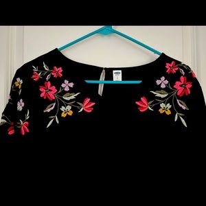 Old Navy black shift dress w embroidered flowers L